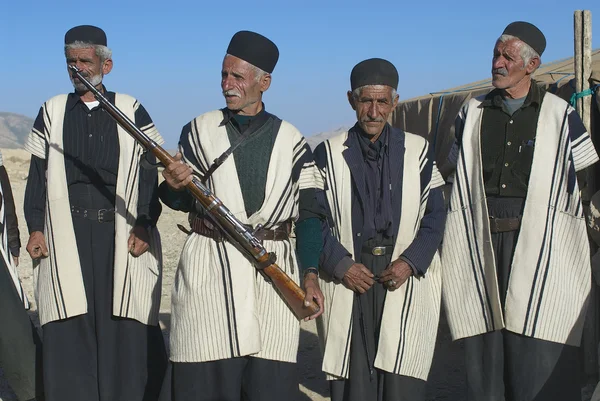 Los hombres usan vestidos tradicionales alrededor de Isfahán, Irán . —  Fotos de Stock