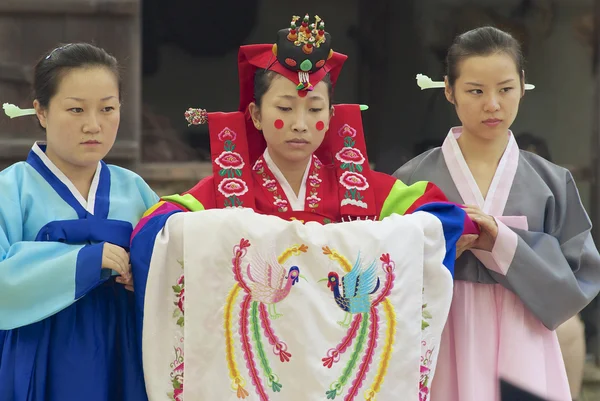 Frauen demonstrieren traditionelles koreanisches Hochzeitskleid in Yongin, Korea. — Stockfoto