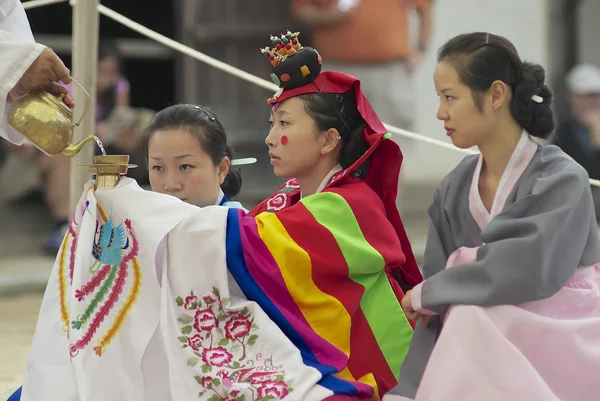 People demonstrate traditional Korean wedding ceremony in Yongin, Korea. — Stock Photo, Image