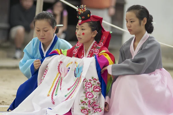 Women demonstrate traditional Korean wedding dress in Yongin, Korea. — Stock Photo, Image