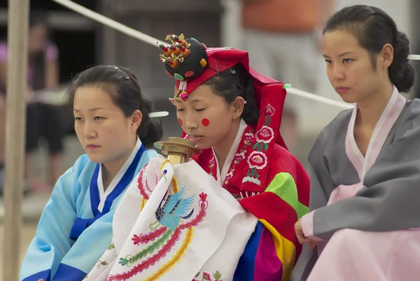Frauen demonstrieren traditionelle koreanische Hochzeitszeremonie in Yongin, Korea. — Stockfoto