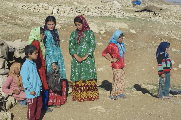 Young women talk circa Isfahan, Iran. — Stock Photo, Image