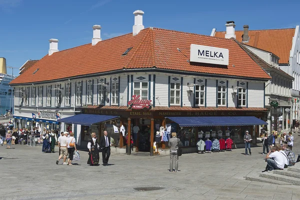 Mensen lopen door de straat in Stavanger, Noorwegen. — Stockfoto