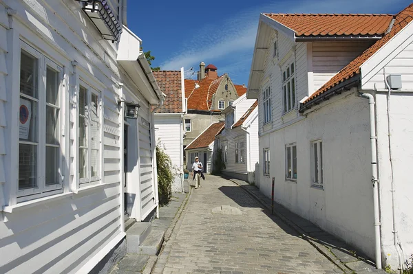 Sokağın Stavanger, Norveç'te tarihi kentin turistik yürüyor. — Stok fotoğraf