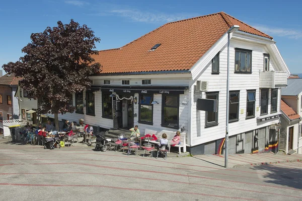 La gente si rilassa in un caffè nel centro di Stavanger a Stavanger, Norvegia . — Foto Stock