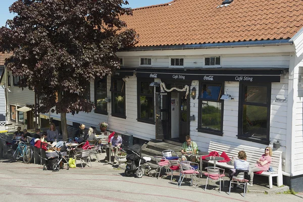 Uklidnit lidi v pouliční kavárně v centru města Stavanger, Stavanger, Norsko. — Stock fotografie