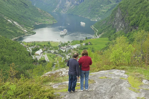 As pessoas apreciam a vista para o fiorde Geiranger em Geiranger, Noruega . — Fotografia de Stock