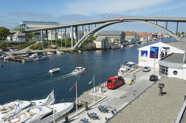 Vista a la orilla del río de la ciudad de Haugesund en Haugesund, Noruega . — Foto de Stock