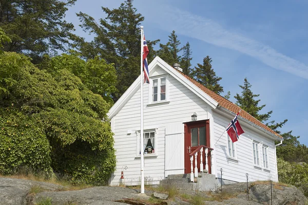 Na zewnątrz tradycyjny drewniany dom w Skudeneshavn, Norwegia. — Zdjęcie stockowe