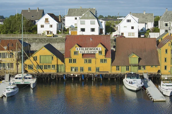 Exteriorul caselor tradiționale din lemn din Haugesund, Norvegia . — Fotografie, imagine de stoc