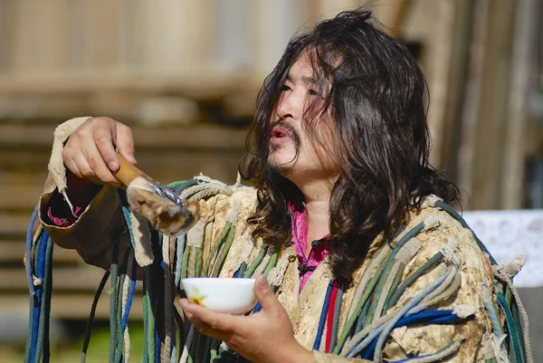 Chamán mongol realiza un ritual en Ulan Bator, Mongolia . — Foto de Stock