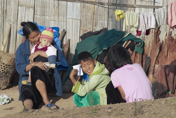 Pessoas da etnia Lisu sentam-se em frente à casa em Chiang Mai, Tailândia . — Fotografia de Stock