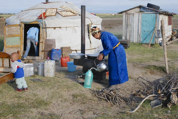 Women cook in front of the yurt entrance circa Harhorin, Mongolia. — Stock Photo, Image