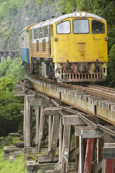 Pasos de locomotora Vintage Ferrocarril de la muerte en Kanchanaburi, Tailandia . —  Fotos de Stock