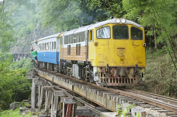 Pasos de locomotora Vintage Ferrocarril de la muerte en Kanchanaburi, Tailandia . —  Fotos de Stock