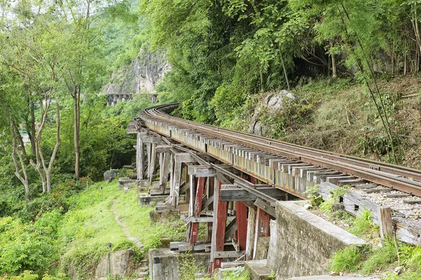 Tailândia-Birmânia Ferrovia da morte segue as aberturas do rio Kwai, Kanchanaburi, Tailândia . — Fotografia de Stock