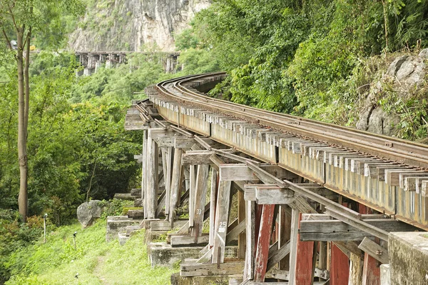 Tailândia-Birmânia Ferrovia da morte segue as aberturas do rio Kwai, Kanchanaburi, Tailândia . — Fotografia de Stock