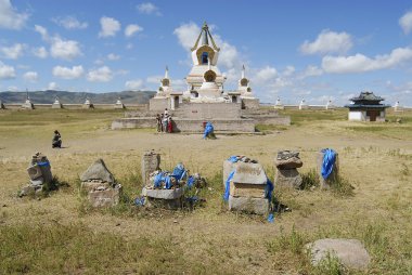 Erdene Zuu Manastırı Harhorin, Moğolistan'da insanlar ziyaret.