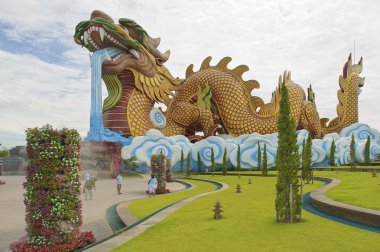 Süphan Buri, Tayland Dragon soyundan müzede önünde insanlar yürümek.