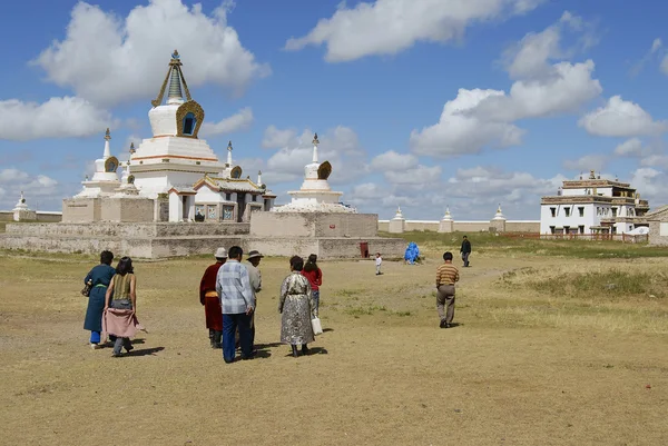 La gente visita el monasterio Erdene Zuu en Jorín, Mongolia . — Foto de Stock