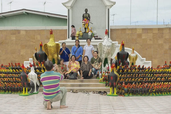 People photograph at the statue of King Naresuan the Great in Suphan Buri, Thailand. — Stock Photo, Image