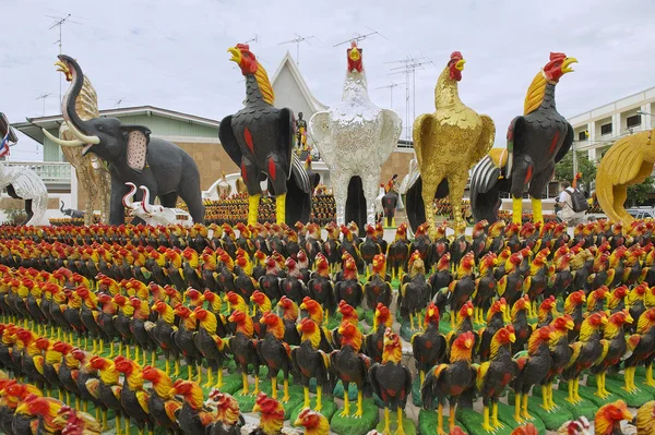 Estatuillas de gallo en el monumento al rey Naresuan el Grande en Suphan Buri, Tailandia . — Foto de Stock