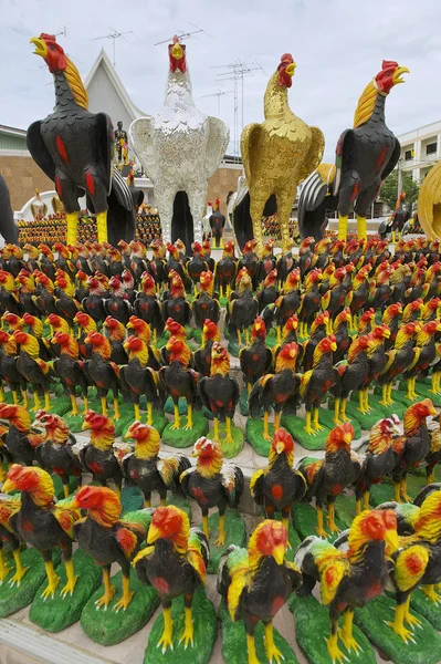 Estatuillas de gallo en el monumento al rey Naresuan el Grande en Suphan Buri, Tailandia . — Foto de Stock