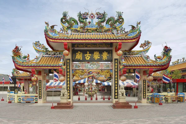 Exterior de la puerta del templo Dragon Descendants en Suphan Buri, Tailandia . — Foto de Stock