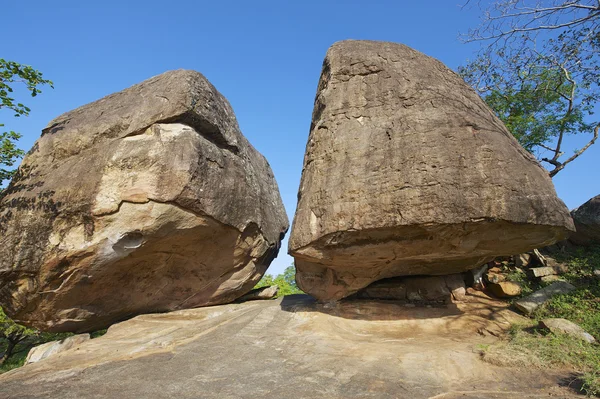 Ancient monks meditation caves under big rocks in Anuradhapura, Sri Lanka. — Stock Photo, Image