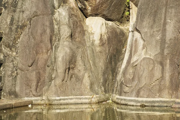 Ancient elephants pond carving in Isurumuniya rock temple in Anuradhapura, Sri Lanka. — Stock Photo, Image