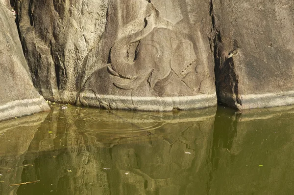 Talla de estanque de elefantes en templo de roca Isurumuniya en Anuradhapura, Sri Lanka . —  Fotos de Stock