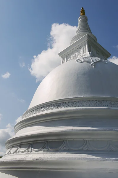 Exterior of the white painted stupa at Isurumuniya rock temple in Anuradhapura, Sri Lanka. — Stock Photo, Image