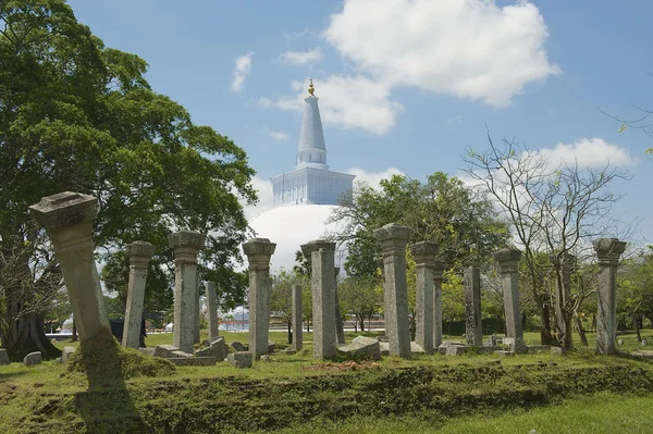 Exterior de la estupa Ruwanwelisaya y ruinas de la Ciudad Sagrada en Anuradhapura, Sri Lanka . —  Fotos de Stock