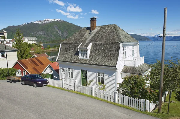 Außenfassade des traditionellen norwegischen Hauses in balestrand, Norwegen. — Stockfoto