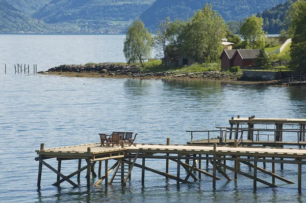 在 Balestrand，挪威峡湾的渡轮码头的椅子. — 图库照片