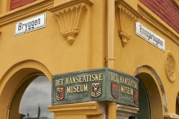Sinal exterior da entrada do museu hanseático em Bergen, Noruega . — Fotografia de Stock