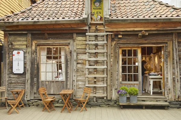 Buitenkant van het traditionele houten gebouw in Bergen, Noorwegen. — Stockfoto