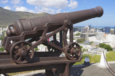 Port Louis, Mauritius şehir manzaralı Fort Adelaide girişinde eski savaş topu.