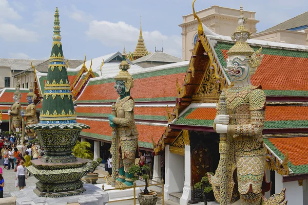 Persone esplorare Wat Phra Kaew complesso a Bangkok, Thailandia . — Foto Stock