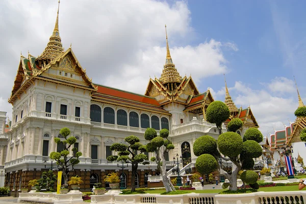 Na zewnątrz budynków kompleksu Wat Phra Kaew w Bangkoku, Tajlandia. — Zdjęcie stockowe