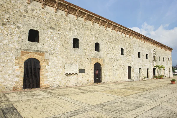 Exterior do típico edifício colonial em Santo Domingo, República Dominicana . — Fotografia de Stock