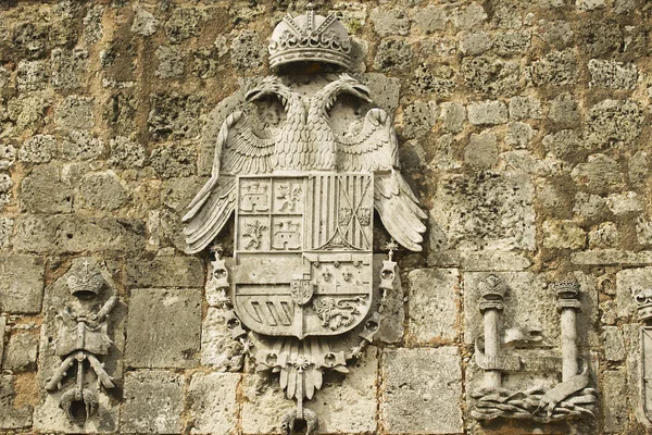 Herb przedstawiony w ścianie zewnętrznej Ozama twierdzy w Santo Domingo, Dominikana. — Zdjęcie stockowe