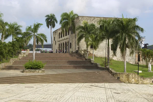 Människor besöker Alcazar de Colon i Santo Domingo, Dominikanska Republiken. — Stockfoto
