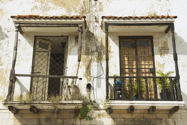 Duas varandas vintage em uma casa colonial em Santo Domingo, República Dominicana . — Fotografia de Stock