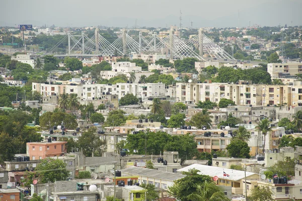 Uitzicht naar Santo Domingo stad vanaf het dak van de vuurtoren van Christopher Columbus in Santo Domingo, Dominicaanse Republiek. — Stockfoto