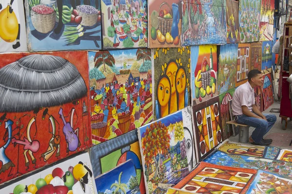 Man verkoopt werken van lokale kunstenaars op de straat in Santo Domingo, Dominicaanse Republiek. — Stockfoto