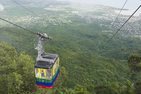 Touristen fahren mit der Seilbahn auf den Gipfel des Pico Isabel de Torres. — Stockfoto