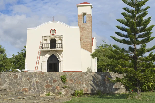 Buitenkant van de replica van de eerste kerk van Amerika in Puerto Plata, Dominicaanse Republiek. — Stockfoto