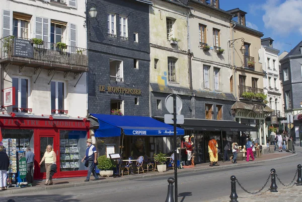 オンフルール、フランスの通りで歩く人. — ストック写真