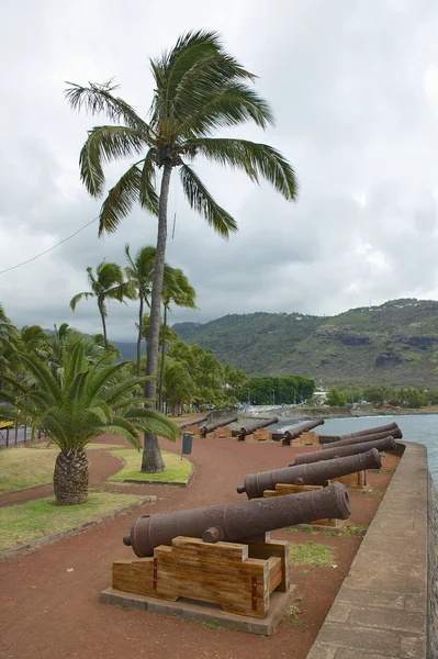 Old cannons at the sea side of the Saint-Denis De La Reunion, capital of the French overseas region and department of Reunion. — Stock Photo, Image